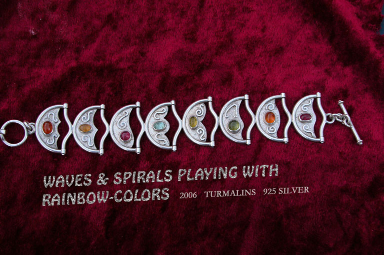 Kette Wellen und Spiralen spielen mit Regenbogenfarben