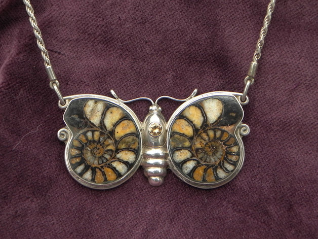 Ammonit Schmetterling unikatschmuck schmetterling silber kettenanhänger ammonit fossil designerschmuck