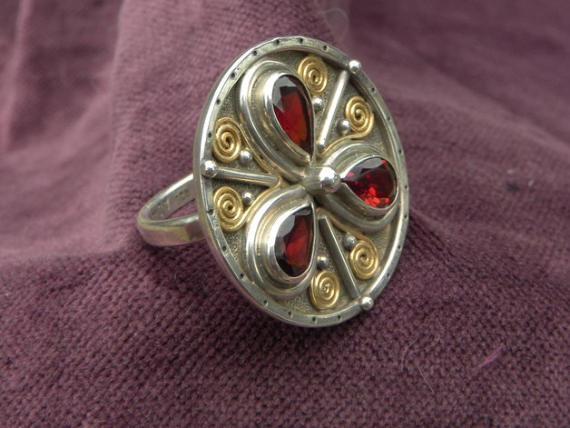 One-of-a-Kind silverring with a round flower of garnets