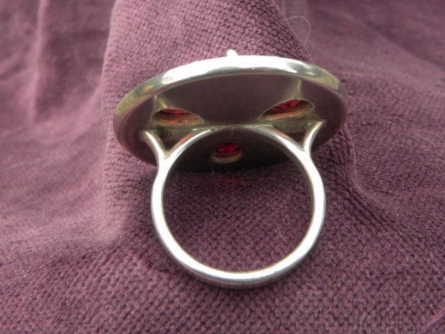 One-of-a-Kind silverring with a round flower of garnets side view