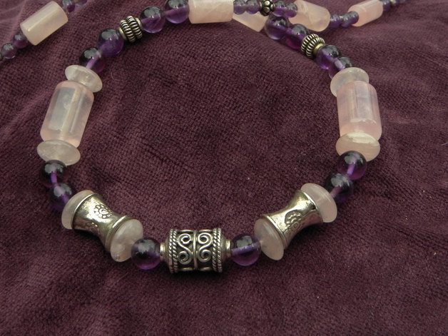 Design Amethyst-Rosenquarz-Kette Design Amethyst-Rosenquarz-Kette (Ausschnitt)