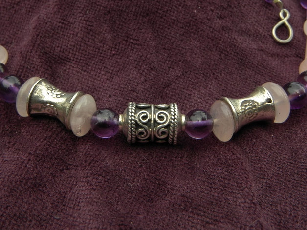Design Amethyst-Rosenquarz-Kette Design Amethyst-Rosenquarz-Kette (Ausschnitt)