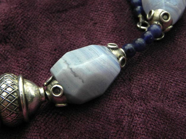 Design Calcedon-Sodalith-Kette Design Calcedon-Sodalith-Kette (Ausschnitt)