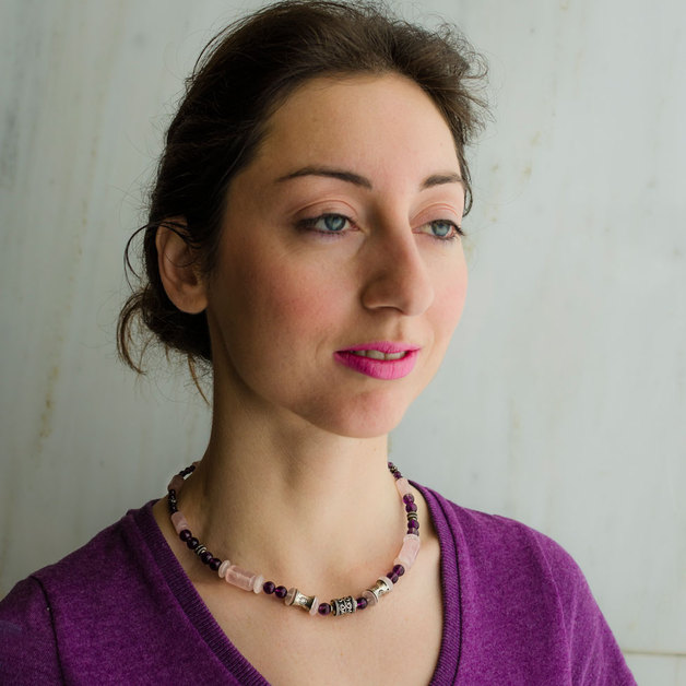 Design Amethyst-Rosenquarz-Kette Frau trägt Design Amethyst-Rosenquarz-Kette