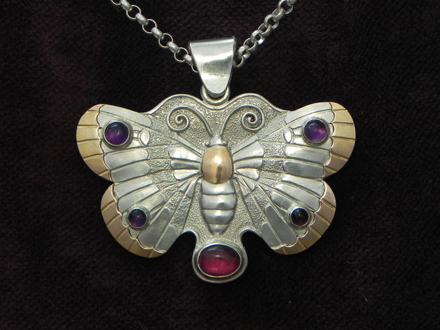 Die Leichtigkeit des Schmetterlings unikatschmuck schmetterling designerschmuck silber gold amethyst