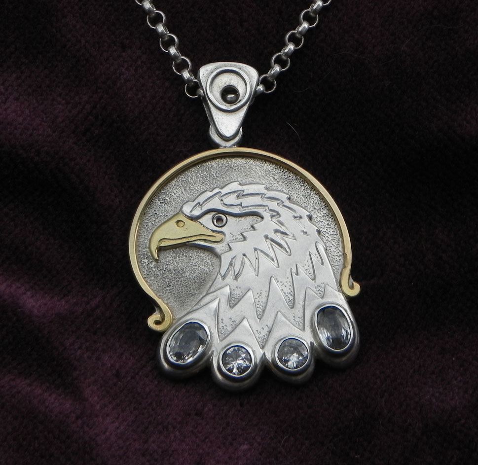 Adlerkopf in Silber mit Edelsteinen