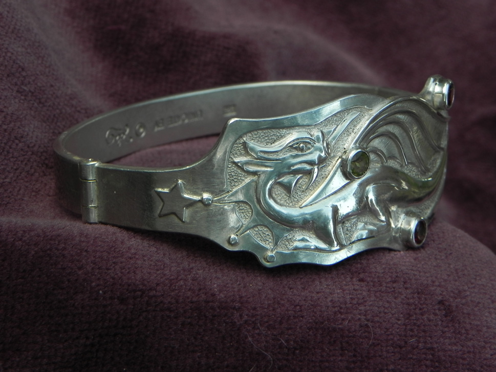 Silberarmband mit Drachenmotiv