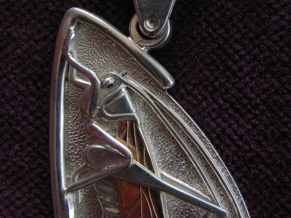 detailreiches heupferd aus silber mit gold detailreiches heupferd aus silber mit gold