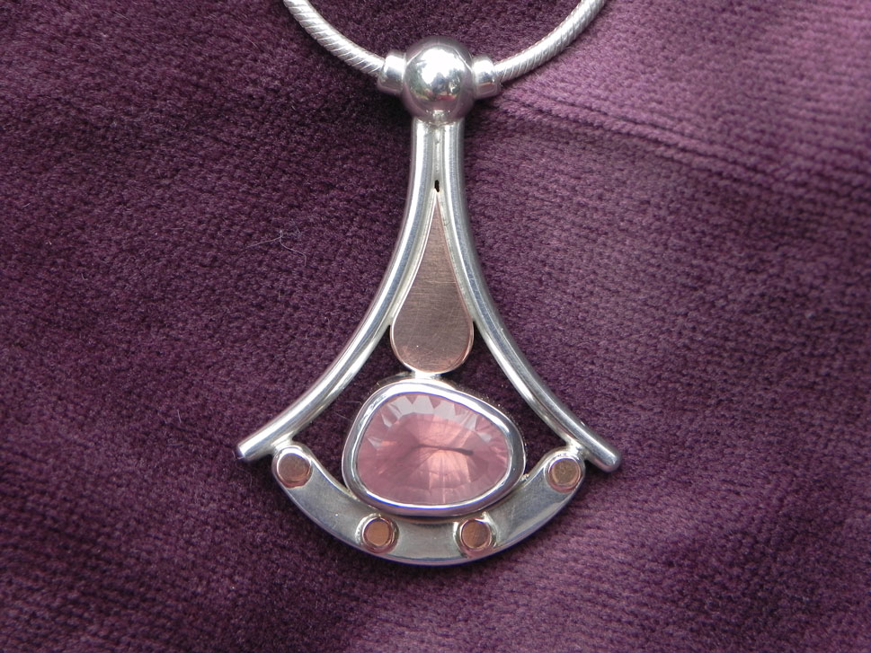 Silverpendant with rose-quartz and gold