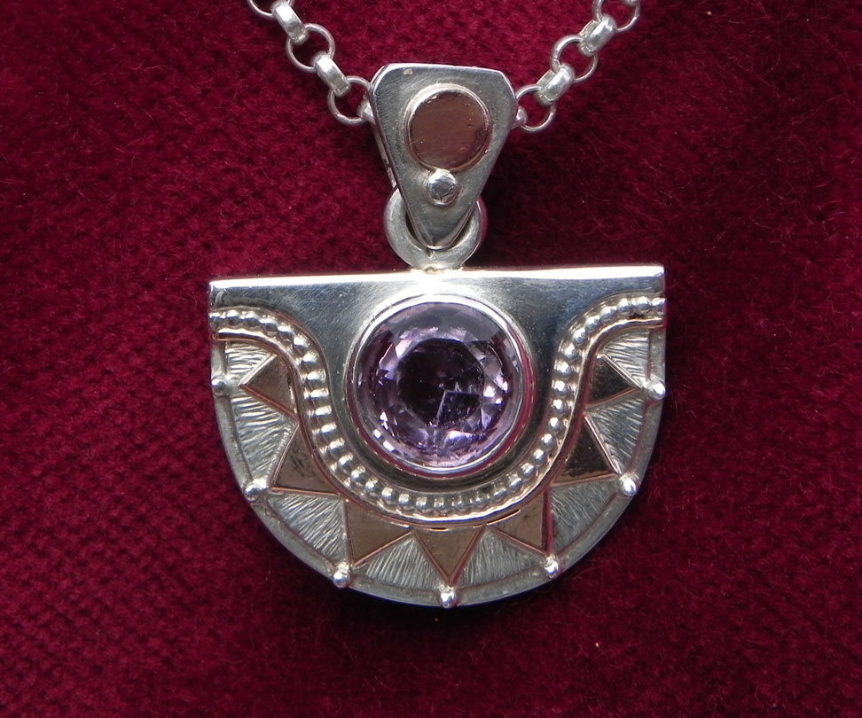 Dekorativer Silberanhänger mit Amethyst