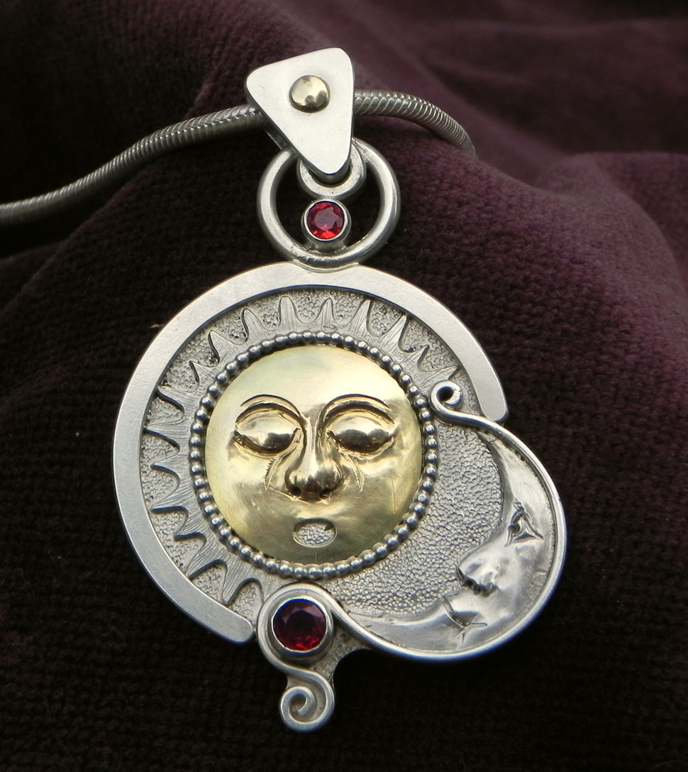 Sonne und Mond auf einem Silberanhänger Sonne und Mond auf einem Silberanhänger