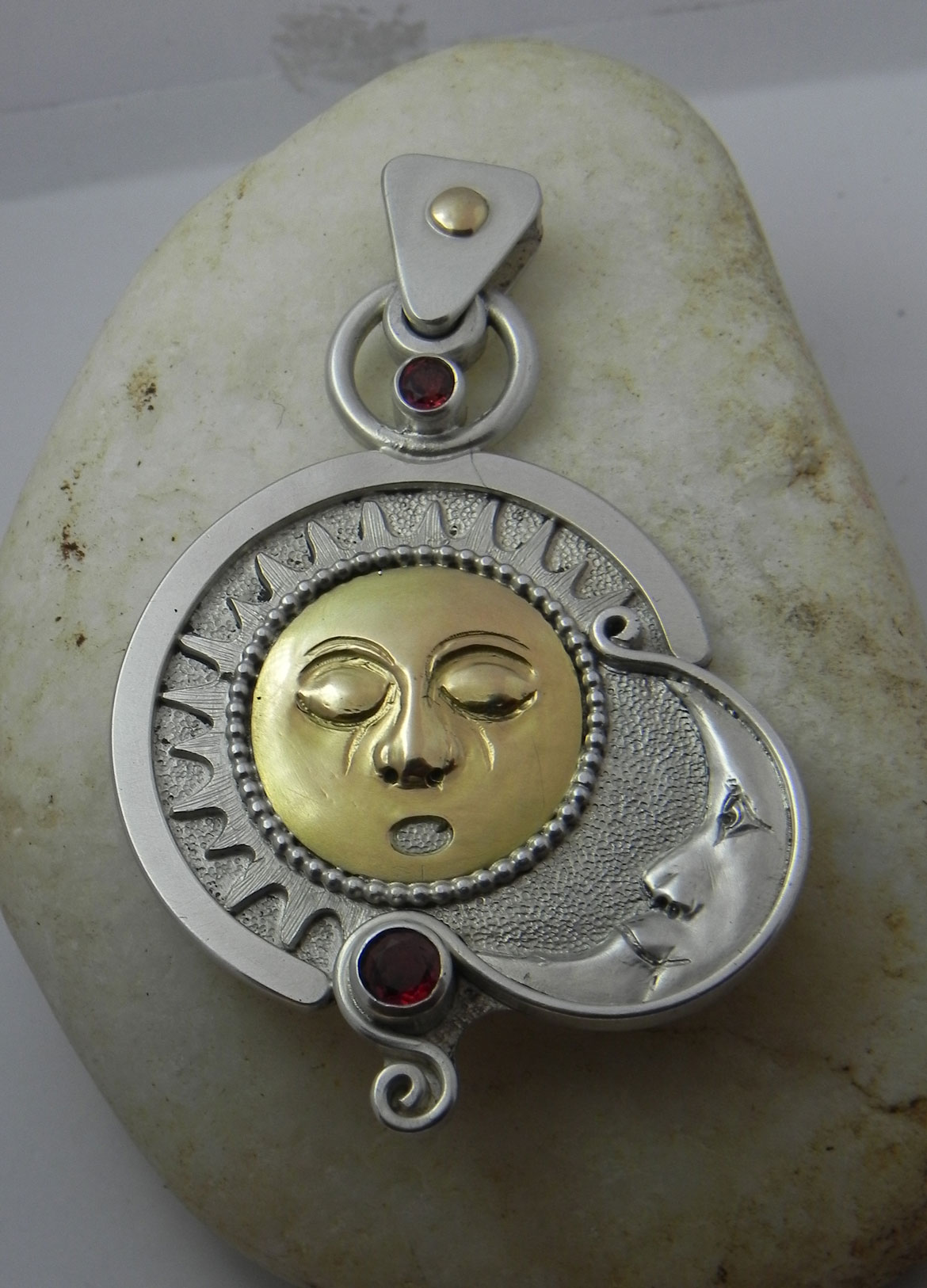 Sonne und Mond auf einem Silberanhänger Sonne und Mond auf einem Silberanhänger 2.Ansicht