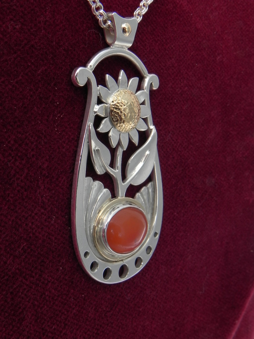 Silverpendant witth Sunflower and Karnelian