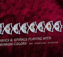 Kette Wellen und Spiralen spielen mit Regenbogenfarben
