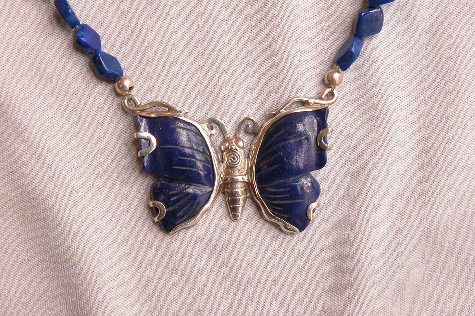 unikatschmuck designerschmuck edelsteinkette Lapislazuli schmetterling silber